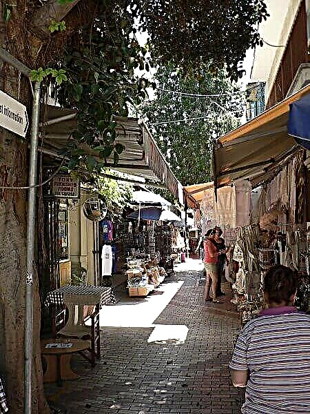 Nicosia, Siprus - open-air antiquities shop