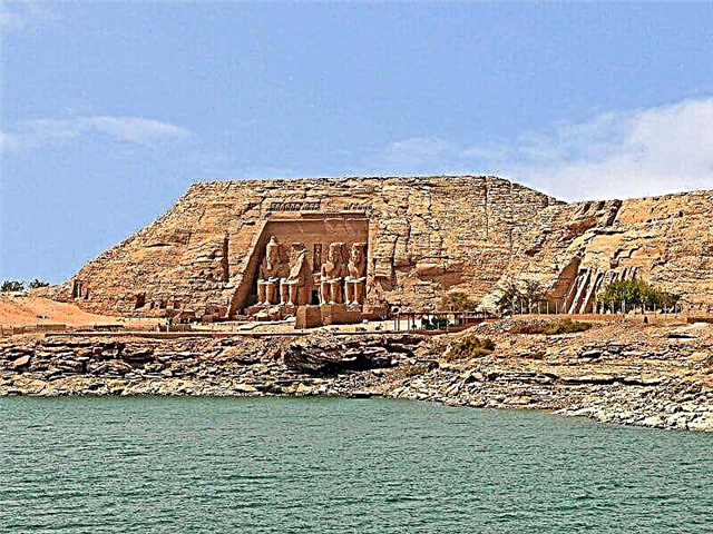 Perestgeha Abu Simbel - şahesera sereke ya mîmarî ya Ramses II