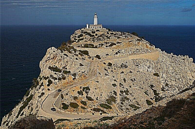 Cape Formentor i Mallorca - teach solais, tránna, deiceanna breathnóireachta