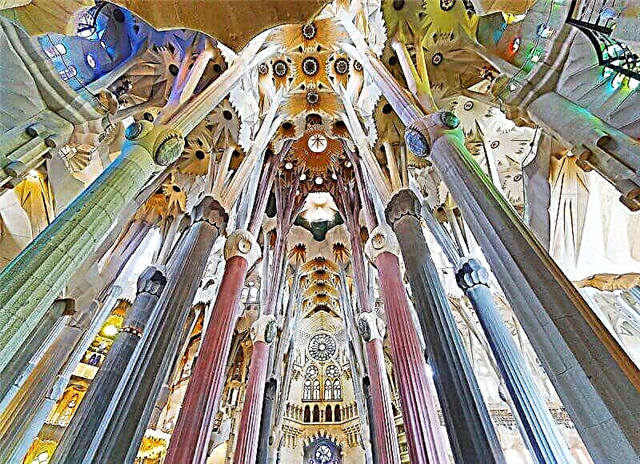 Sagrada Familia nan Barcelona se ide prensipal Antoni Gaudi