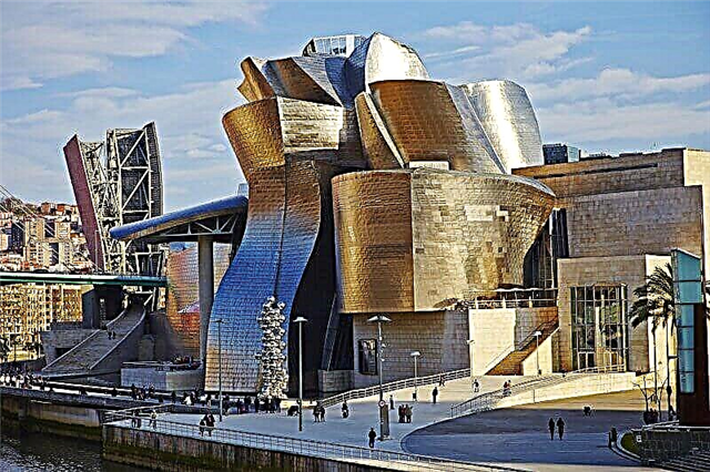 Amgueddfa Guggenheim - gem bensaernïol o Bilbao