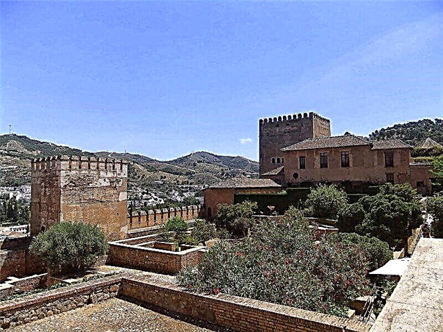 Alhambra Palace - Museum o Islamic Architecture i Spain