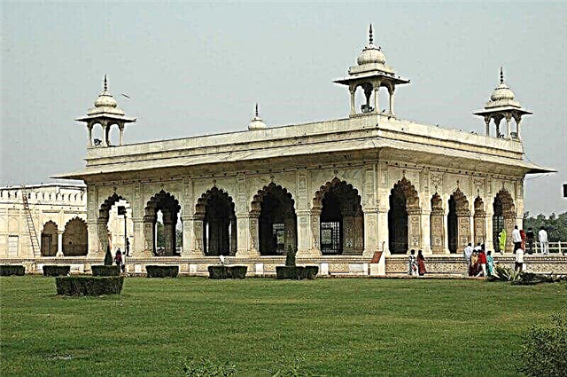 Wouj Fort nan Agra - yon memwa nan Anpi Mughal la