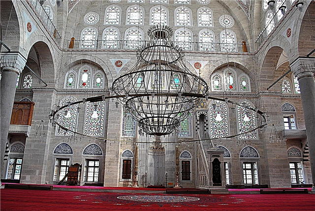 Mosque Mihrimah Sultan Edirnekapi: stair agus maisiú