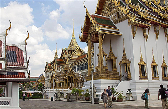 Ang Royal Palace ay ang # 1 patutunguhan ng turista sa Bangkok