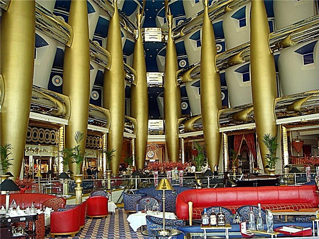 Hoteli ya hadithi ya Burj Al Arab huko Dubai