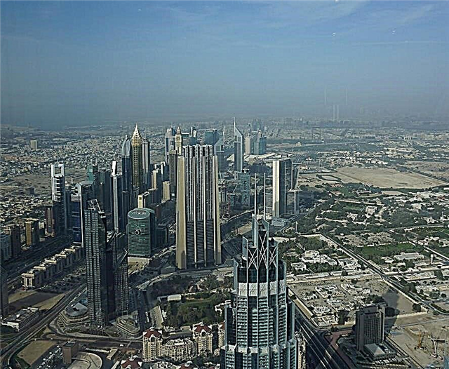 Дубай дахь Бурж Халифа хэмээх тэнгэр баганадсан барилга бол дэлхийн хамгийн өндөр барилга юм