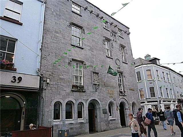 Galway li rojavayê Irelandrlandayê bajarekî betlaneyê ye