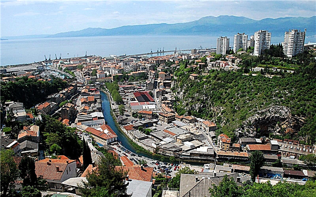 Rijeka je lučki grad u Hrvatskoj