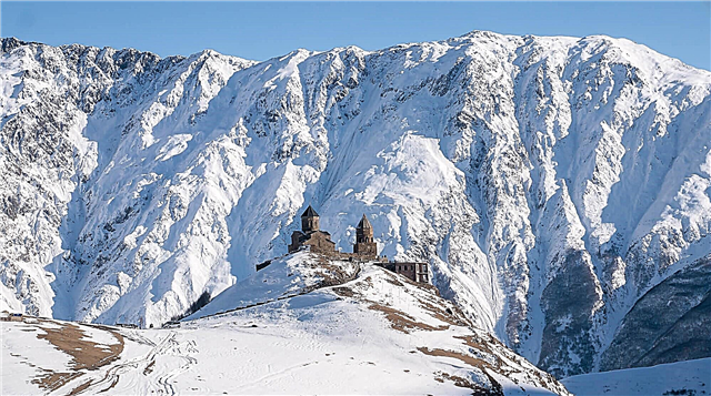 Stepantsminda (Kazbegi) - sawijining desa sing apik ing pegunungan Georgia